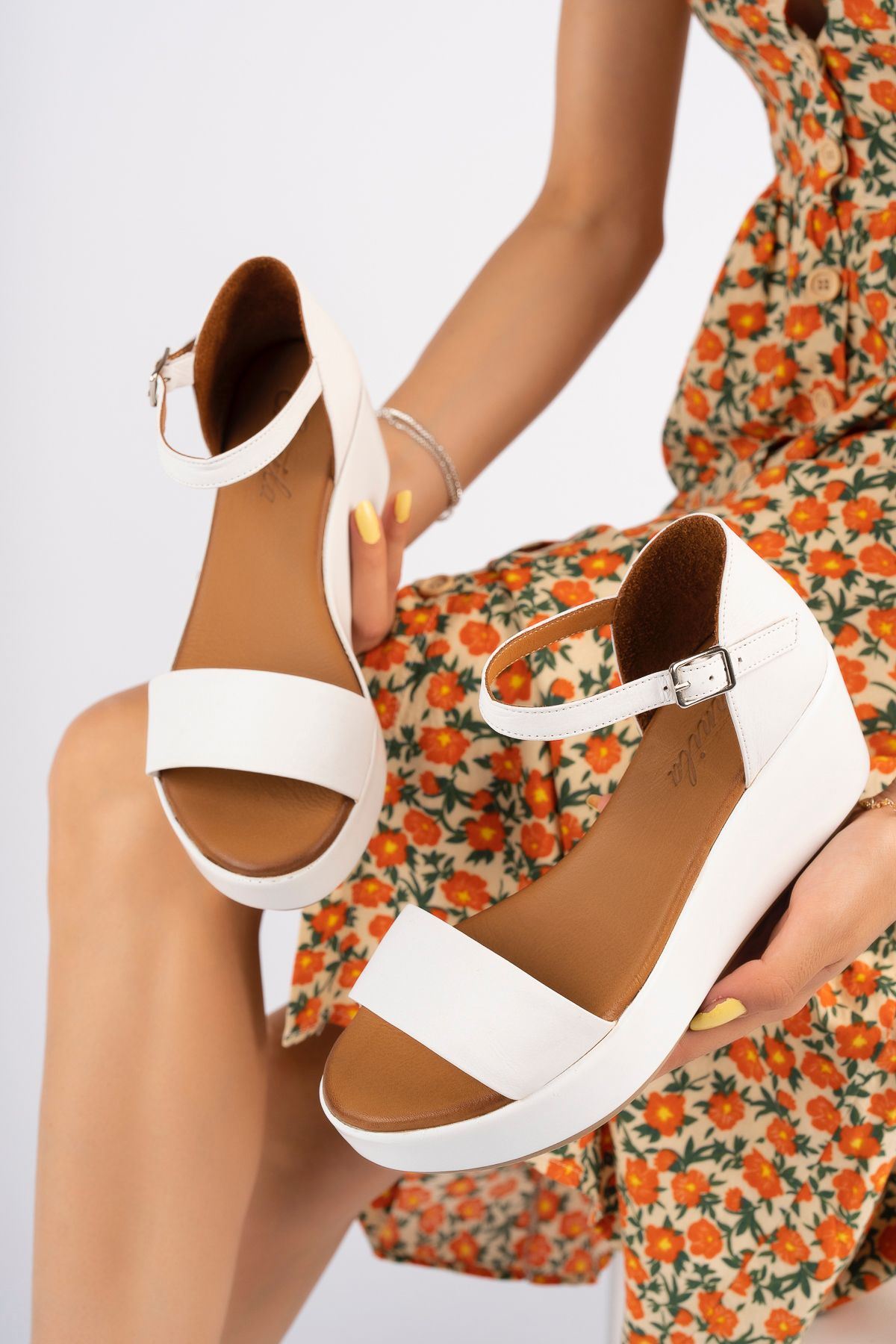 HAKİKİ DERİ TEK BANTLI KADIN BEYAZ SANDALET 