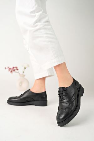 KADIN HAKİKİ DERİ SİYAH BAĞCIKLI AYAKKABI