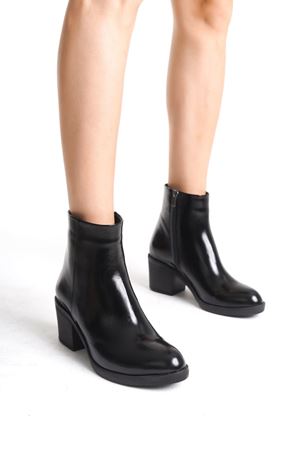 MİLANO HAKİKİ DERİ KADIN SİYAH RUGAN TOPUKLU BOT  